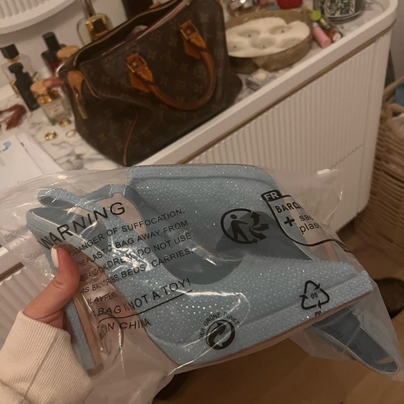 BRAND NEW NEVER WORN HEALS - Picture 3 of 3